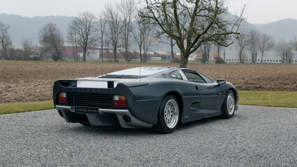 Ainutlaatuinen Jaguar Xi220 huutokaupassa Sothebys2:ssa.