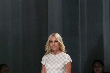Donatella Versace lähtee