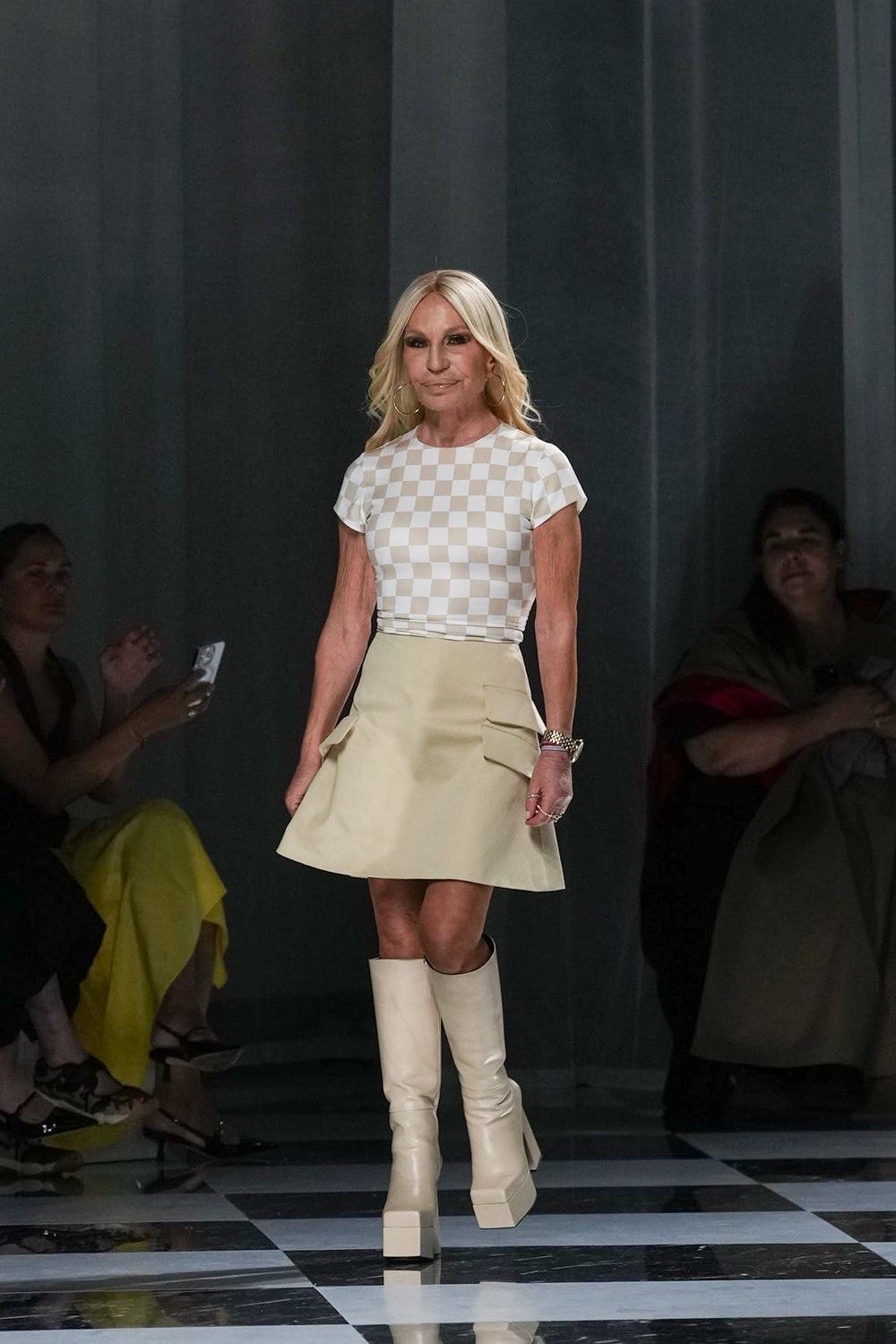 Donatella Versace lähtee