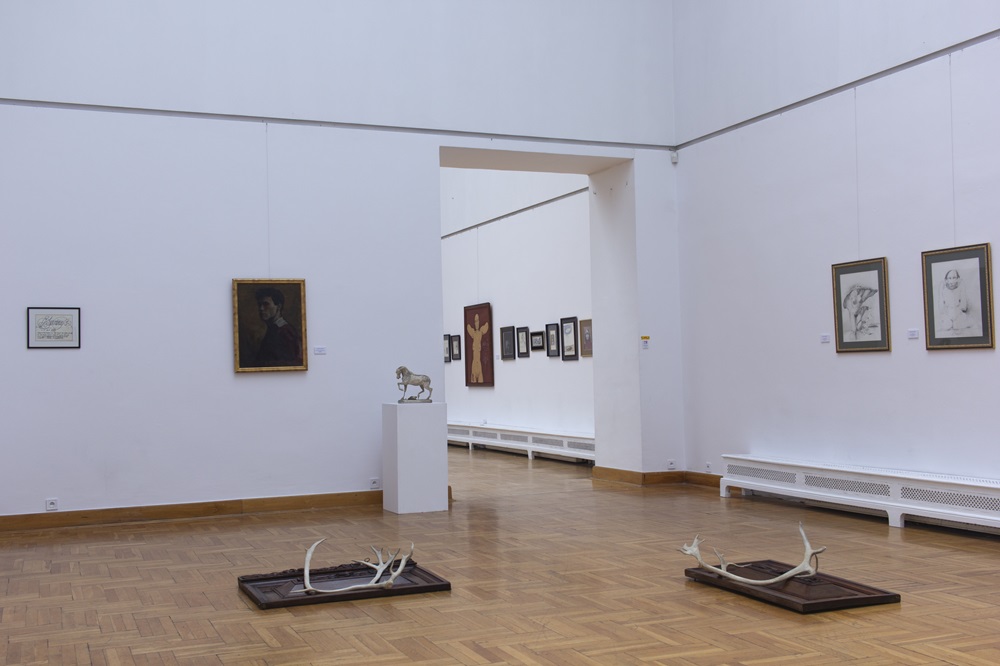 J&auml;rjestysh&auml;iri&ouml;inen palatsi. Franciszek Starowieyski j&auml;lleen Krakovassa - n&auml;yttelydokumentaatio