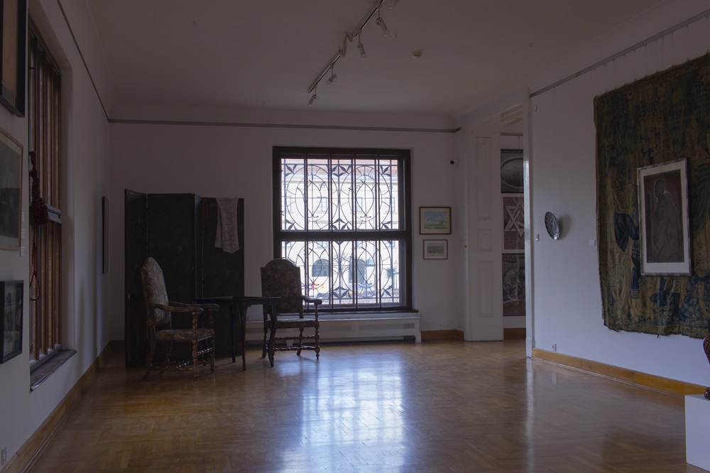 J&auml;rjestysh&auml;iri&ouml;inen palatsi. Franciszek Starowieyski j&auml;lleen Krakovassa - n&auml;yttelydokumentaatio