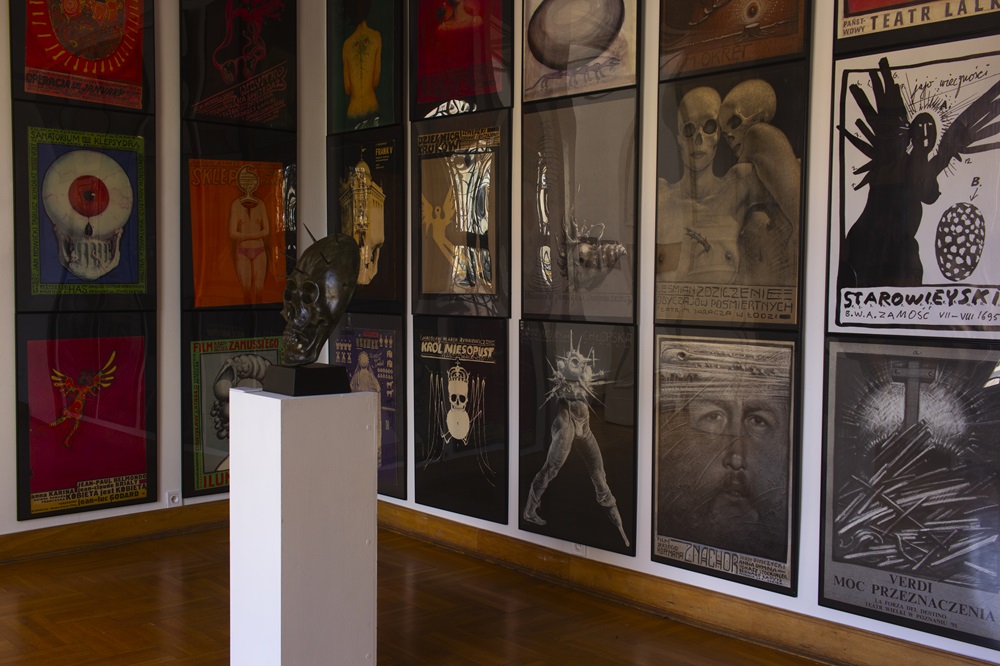 J&auml;rjestysh&auml;iri&ouml;inen palatsi. Franciszek Starowieyski j&auml;lleen Krakovassa - n&auml;yttelydokumentaatio