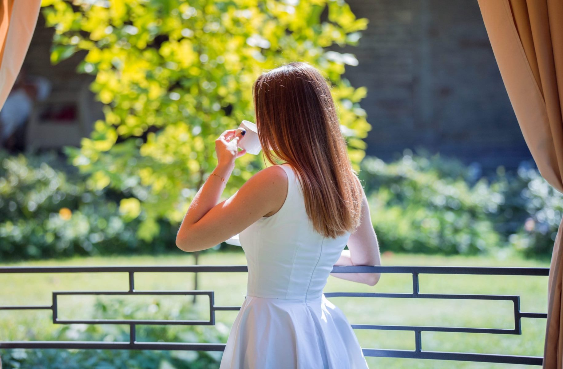 Kahvia puistossa Manor House Spa -kylpylässä