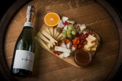 Juustolautanen lisukkeineen ja samppanja