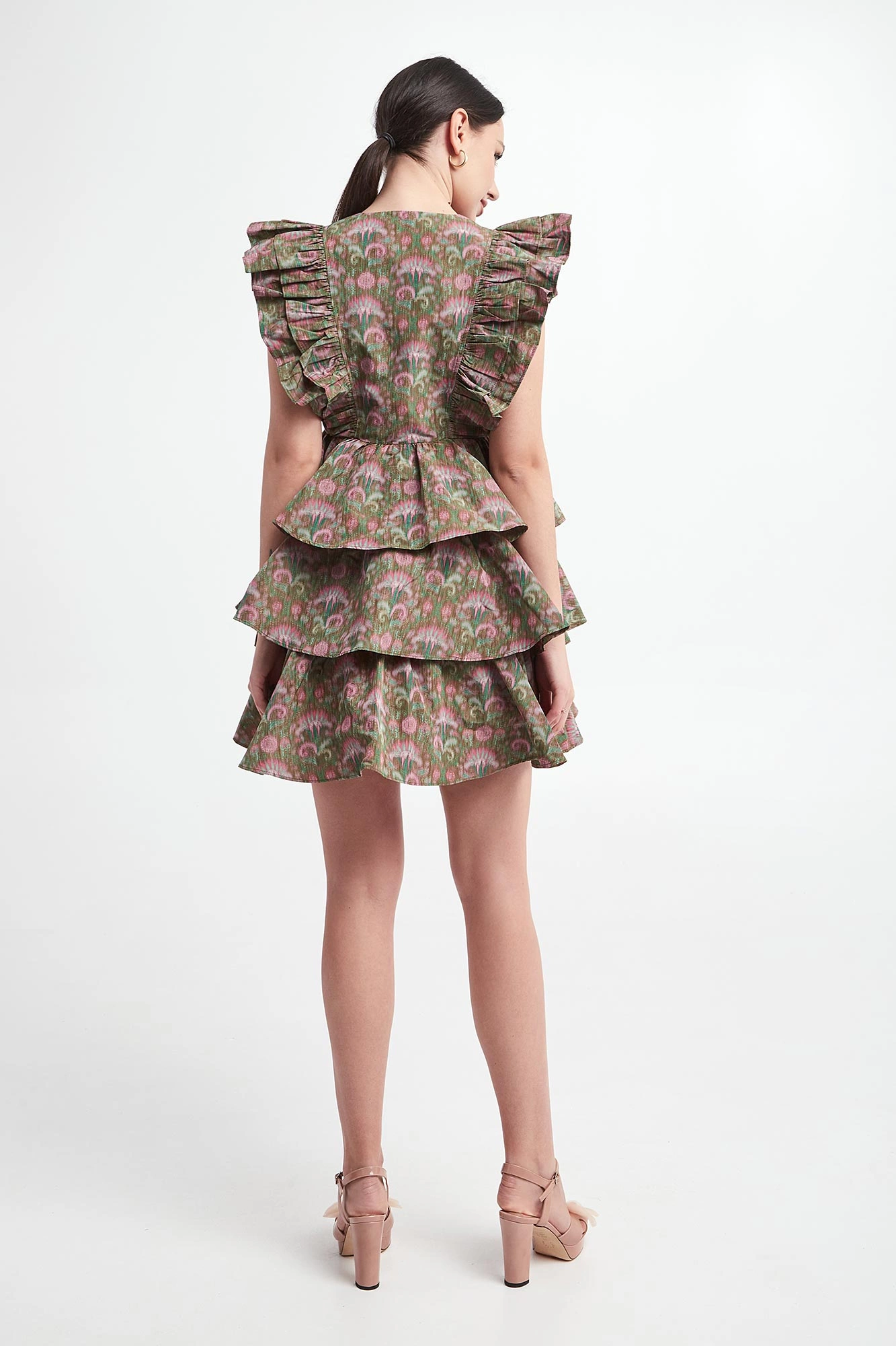 Mittatilaustyönä tehty mekko