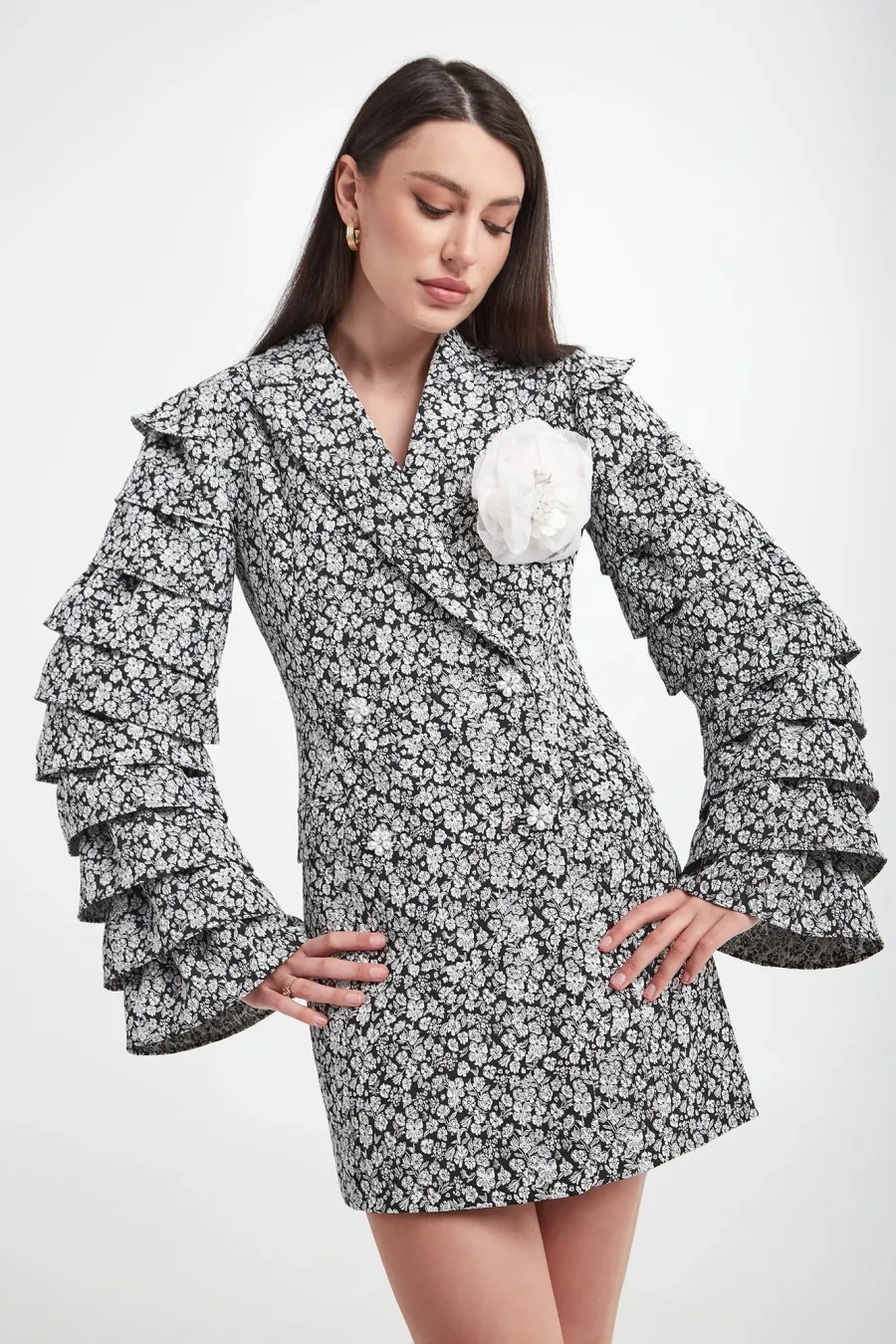 Mittatilaustyönä tehty mekko