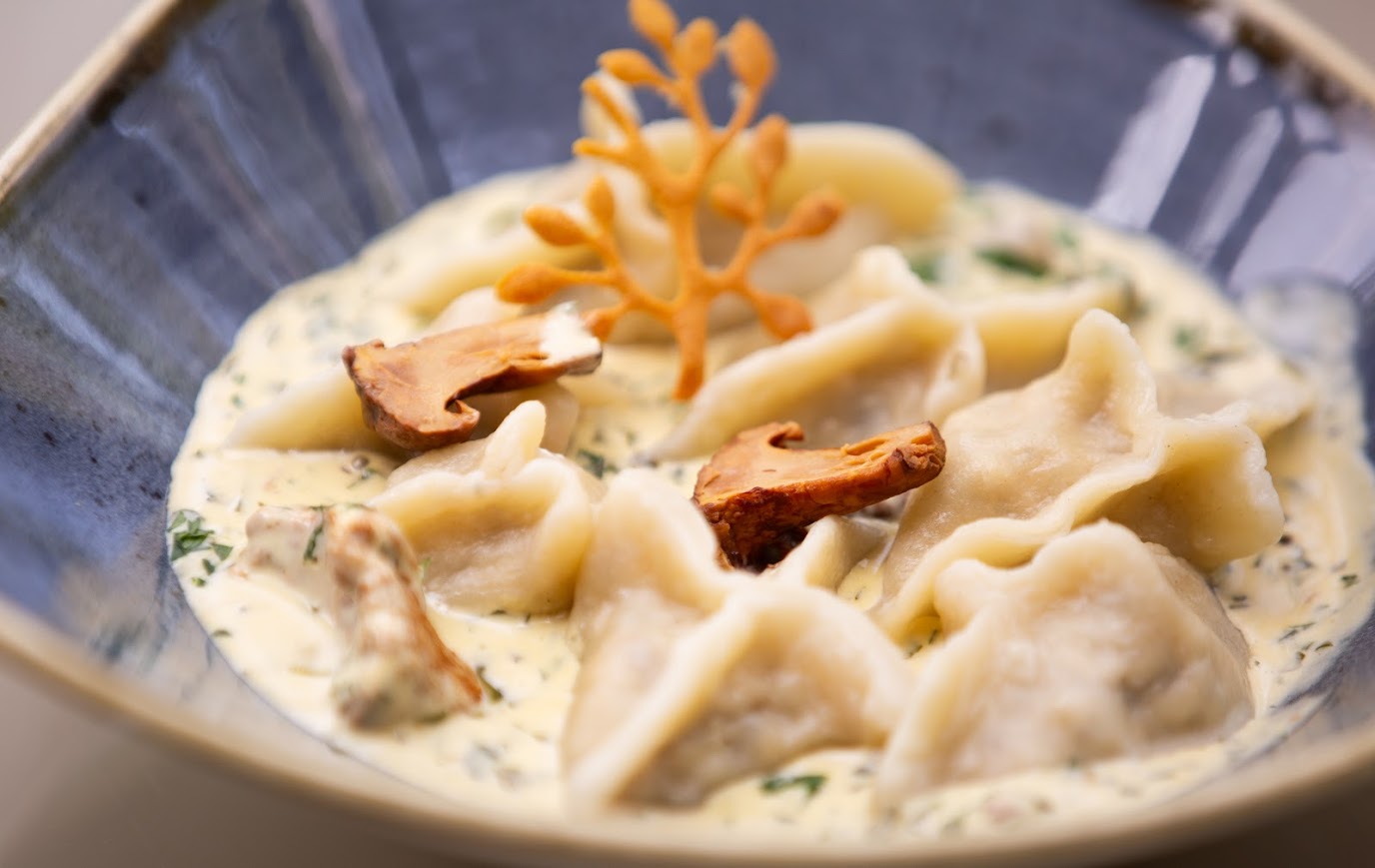 Kasvipohjaista ruokaa pidetään yhtenä luovimmista, mikä käy ilmi "Kultainen artisokka 2025" -kilpailusta, jossa valittiin Puolan parhaat vegaanikokit. Małgorzata Figarska, kilpailun tuomari ja Manor House SPA -hotellin cateringpäällikkö, totesi: "Kilpailun ruokalajit olivat monipuolisuudessaan ja kekseliäisyydessään ihastuttavia. Se oli todellinen kasvispohjaisen keittiön juhla".