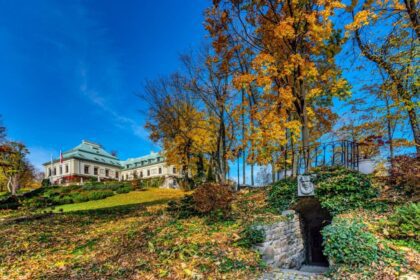 Odrowążin palatsi syksyllä