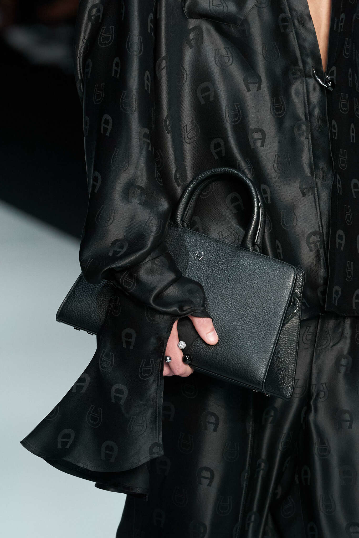 Arvostettu käsilaukku tuotemerkiltä Aigner