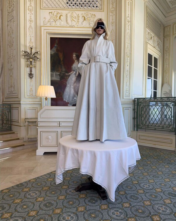 Balenciagan kampanja Claudia Schifferin kanssa9