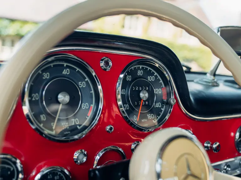 Punainen Mercedes huutokaupassa2