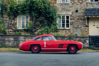 Punainen Mercedes huutokaupassa3