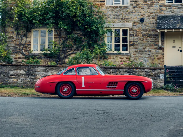 Punainen Mercedes huutokaupassa3