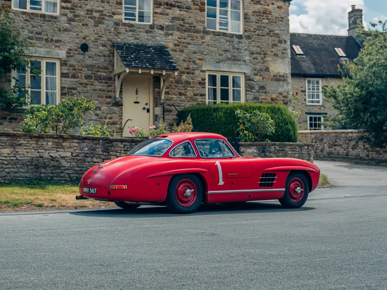 Punainen Mercedes huutokaupassa1