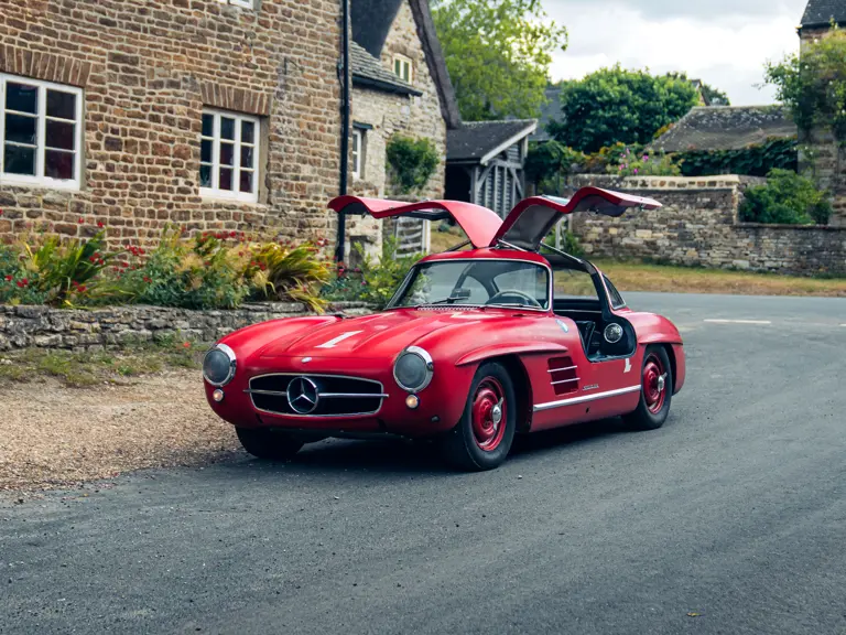 Punainen Mercedes huutokaupassa