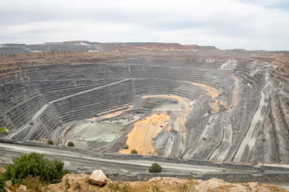 Debswanan timanttien louhinnan leikkaukset