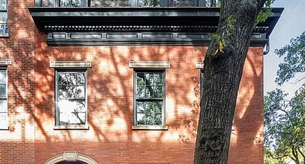 Amy Schumer myy talonsa