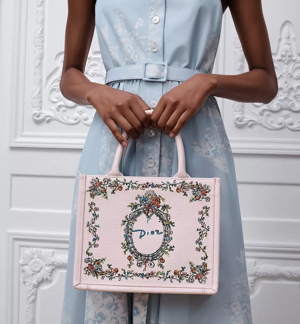 Dior Book Tote Kun Kirja Muuttuu Muodiksi11
