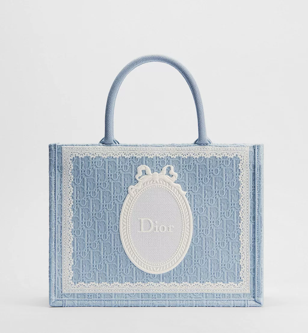 Dior Book Tote Kun Kirja Muuttuu Muodiksi61