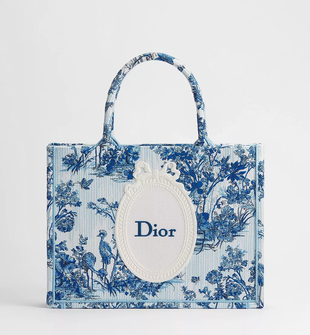 Dior Book Tote Kun Kirjasta Tulee Muotia65