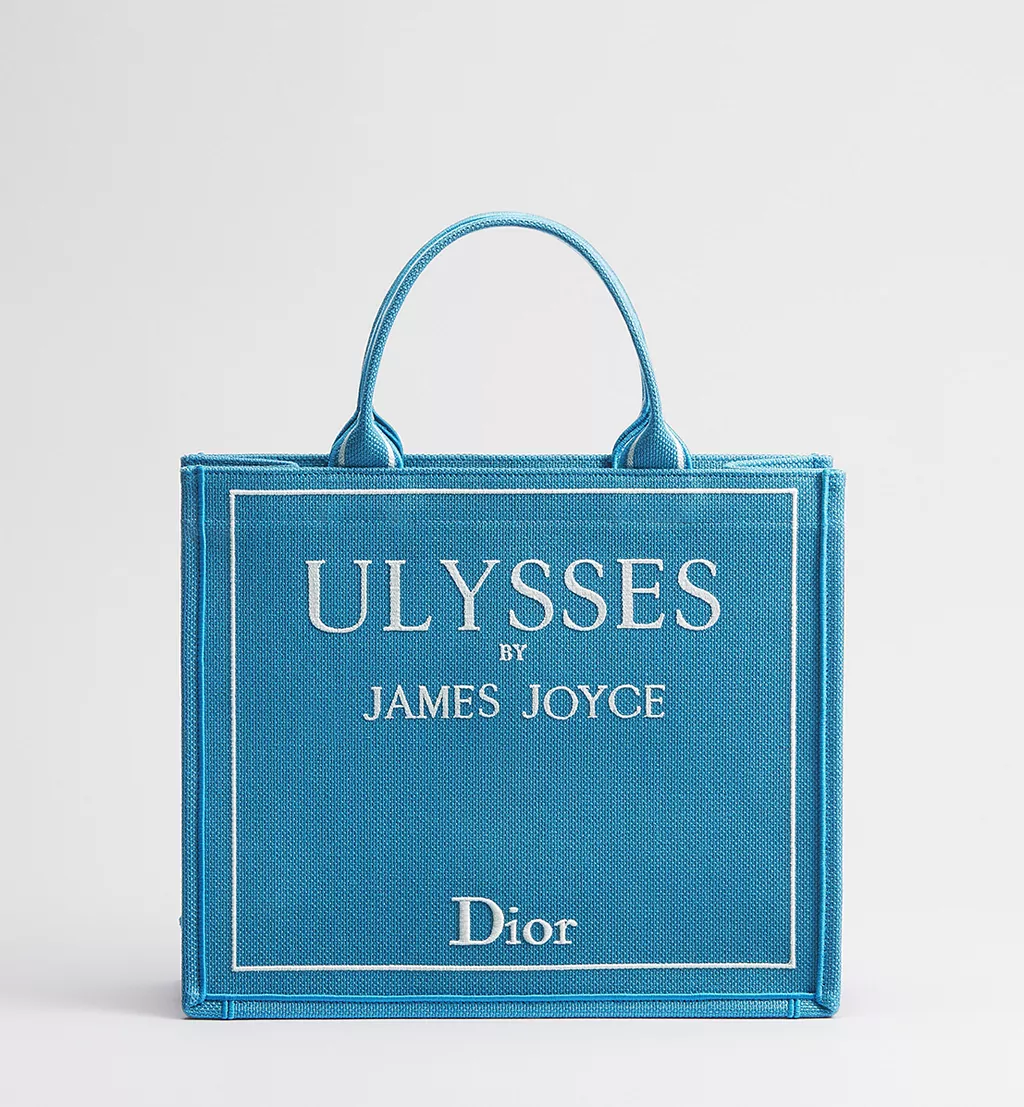 Dior Book Tote Kun Kirja Muuttuu Muodiksi8
