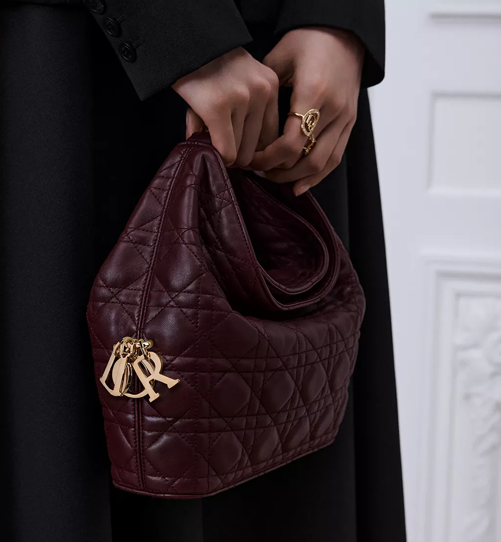 Burgundinpunainen Dior-laukku